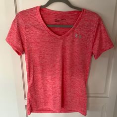 Great Color Workout Tee Casual Pink Sports Shirt, Casual Under Armour Top For Workout, Sporty Short Sleeve Pink Shirt, Pink Sporty Short Sleeve Tops, Sporty Pink Short Sleeve Tops, Pink Short Sleeve Sporty Tops, Pink Crew Neck Sports Top, Sporty Pink Crew Neck Shirt, Short Sleeve Under Armour Workout Top