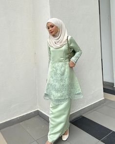 HIJABISTAHUB ® on Instagram: “Jangan ingat raya dah habis tau! Sebab tu kami masih belanja ootd raya dekat korang 😚 Spotted @nurfarahelia in our Nismara Kurung green tea…” Baju Kurung Mint Green, Sage Green Baju Kurung, Baju Bridesmaid Muslim, Mint Green Dress Outfit, Bridesmaid Muslim, Raya Clothes, Raya Ootd, Ootd Raya