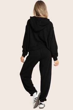 Discover comfort and simplicity with the Onyx Lightweight Sweats Classic Sweatpants. Designed with an elastic waistband and no pockets, these sweatpants offer a minimalist look for easy style. Easy Style, Skirt Jumpsuit, Short Leggings, Sweaters Knitwear, Bike Shorts, Bra Tops, Outerwear Jackets, Simple Style, Dress Skirt