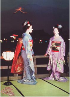 Kyoto maiko girls-postcard set. | kofuji | Flickr Traditional Kimono, Traditional Japanese Art, Beautiful Kimonos, Kyoto Japan, Traditional Fashion, Historical Dresses