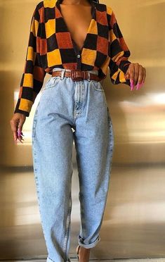 Si lo que buscas es un estilo nuevo e único en Mujer de 10 te queremos mostrar estos 10 Outfits de los 90’s modernos y juveniles. Los mejores outfits aesthetic para otoño, primavera y verano. Nos encanta la ropa vintage y los accesorios como chokers, collares, diademas, pasadores, scrunchies, y más. Las faldas cortas de cuadros y calcetas lo harán muy Clueless. Lleva overoles de mezclilla muy modernos también. Los mom jeans son típicos de esta década. Moda Grunge, Look Retro, Thrifted Outfits, 90s Fashion Outfits, Bohol, 90s Outfit, Mode Inspo, Look Vintage