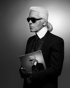 Por qué debería parar de trabajar? Si lo hago moriré y si muero todo acabará. Karl Lagerfeld.  1933-2019  Su visión y genialidad para hacer de la industria un gran negocio y mejor aún una fantasía. Una persona brillante y constantemente cambió la dirección de la propia moda como la conocíamos. Hasta siempre Karl.  #karllagerfeld #chanel #fendi #ripkarllagerfeld Lara Stone, Jean Patou, London Fashion Weeks, Stockholm Street Style, Replica Designer Handbags, Donatella Versace, Top Design Fashion, Anna Wintour, Pierre Balmain