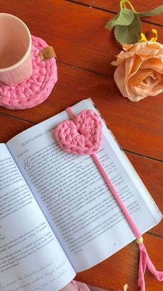 Ju • Art e Crochet no Instagram: “Kit Leitura de Crochet!☕️📕 Composto por um marca páginas de coração, super fofo! E um sousplat para xícara!☕️ Para você tomar um café…” Crochet Wrist Warmers, Crochet Diy Tutorial, Friendship Bracelet Patterns Easy, Crochet Bookmark, Crochet T Shirts, Crochet Plush, Instagram Tutorial, Crochet Bookmarks, Crochet Lessons