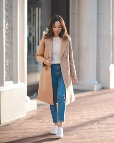 Camel Coat Outfit Casual, Jeans And Sneakers Outfit, Camel Coat Outfit, Tan Coat, Classic Style Outfits, Elegante Casual, Camel Coat, Winter Trends, Coat Outfits