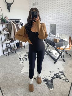 Cropped Cardigan Outfit, Slipper Outfit, Black One Piece Jumpsuit, Black Jumpsuit Outfit, Jumpsuit Outfit Casual, Outfit With Uggs, Slippers Outfit, Cute Lazy Outfits, Jumpsuit Outfit