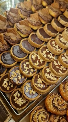 there are many different kinds of cookies on display