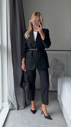 Descubra por que o blazer preto é um verdadeiro must-have no guarda-roupa de qualquer mulher. Versátil, elegante e intemporal, este clássico item de vestuário pode transformar instantaneamente o teu visual, seja para o trabalho, eventos formais ou ocasiões mais descontraídas. Saiba como incorporar o blazer preto no seu estilo pessoal e elevar o seu look a outro nível de sofisticação. Lawyer Outfits Women, Lawyer Outfits, Look Office, Lawyer Outfit, Blazer Outfits For Women, Business Attire Women, Capsule Wardrobe Work