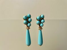 ✔️Elegant dangle earrings. Consisting of a pin covered with five turquoise paste pearls and a turquoise paste drop pearl pendant. A jewel that, thanks to its color, recalls the beautiful Mediterranean! What are you waiting for to buy them for yourself or for an important person! ✔️DETAILS: 🟩 Materials: Turquoise paste 🟧🟧Dimensions: Earrings length: 7.5 cm (3") Drop size: 4 cm (1.6")  Nickel and lead free 🔔 Artisan Jewelry My jewels are strictly handmade so each of them is truly unique becaus Lobe Earrings, Brass Pin, Pendant Earrings, Pearl Pendant, Jewelry Earrings Studs, Artisan Jewelry, Turquoise Bracelet, Wedding Jewelry, Persona