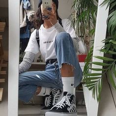 ↬[ p ι n т e r e ѕ т ] :  @llindy69 |  {fσℓℓσω тσ ѕєє мσяє} Artsy Jeans, 2019 Outfits, Skater Girl Outfits, Jeans Clothes, 90's Fashion, Looks Street Style, Mode Inspo, A Mirror, Mode Vintage