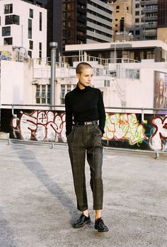 Iffy about the shoes, love shaved head + turtleneck + tapered trouser. Grey Tapered Trousers Outfit, Outfits For Bald Women, Shaved Head Fashion, Shaved Head Outfits, Caves Collect, Mode Queer, Style Androgyne, Bald Girl