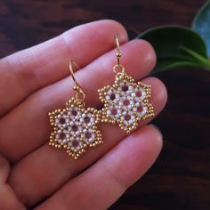 Hexagon Mandala, Bracelet Seed Beads, Seed Bead Bracelets Tutorials, Simple Beaded Necklaces, Seed Bead Bracelet Patterns, Beaded Items, Beaded Jewelry Earrings, Mandala Earrings, Beaded Chandelier Earrings