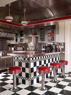 Retro and modern: duo of shock in the decor! #decor #modern #retro #shock Coke Themed Kitchen, 50s Kitchen, Cha Bar, Christmas Musical, Eclectic Kitchen