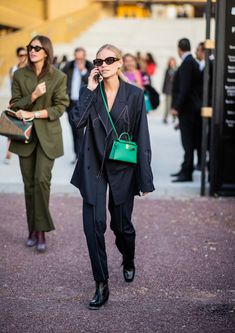 Green Purse Outfit, Green Bag Outfit, Tas Louis Vuitton, Purse Outfit, Street Style 2018, Mini Kelly, Hermes Kelly Bag, Green Handbag, Green Purse