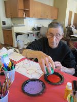 Circle painting. Did this fun project with homeschool children and seniors at a nursing home. Projects For Seniors, Elder Activities, Seniors Activities, Hand Circle, Elderly Crafts, Nursing Home Crafts, Adult Activities, Therapeutic Recreation, Nursing Home Activities