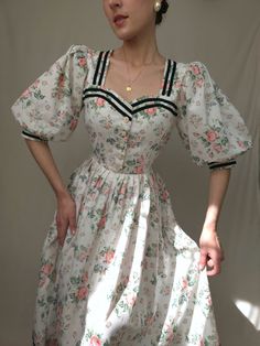 Dress Vintage Aesthetic, Casual Christmas Dresses For Women, Cute Dresses Vintage, Antique Dresses, Flower Style, Flower Outfit Aesthetic, 50s Floral Dress, Cottage Core Clothing, Flower Dress