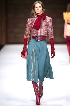 Fashion Show Dresses, Red Gloves, Paris Mode, Mode Boho, Milano Fashion Week, A Skirt, Fall Skirts, Fashion 2018