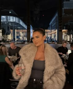 Night Out Outfits, Nyc Fits, Fur Collar Jacket, Fluffy Jacket, Autumn Fits, Women Overcoat, Causual Outfits, Collar Jacket