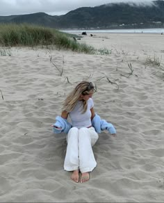 Beach Bombfire Outfit, Cool Beach Weather Outfits, Chilly Lake Day Outfit, Cold Beach Aesthetic Outfits, Windy Beach Day Outfit, Coastal Girl Aesthetic Outfits, Cold Beach Town Outfit, Beach Outfit Spring Cold, January Beach Outfits