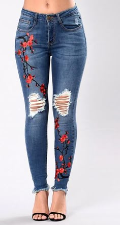 Jeans Bordados, Clothes Painting, Jean Ideas, Painting Clothes, Ripped Women, Womens Ripped Jeans, Painting On Clothes, Diy Jeans, Painted Clothing