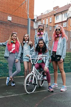 HELIBELLS: Nike x Confetti Crowd Campaign Moda Hippie, Local Girls, Girl Gang, 인물 사진, Denim Outfit, 90s Fashion, New York Fashion, Teen Fashion, Denim Fashion