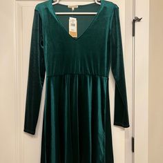 Velvet Green Dress. Perfect For Fall/Winter&Christmas. Nwt. Size Medium Green V-neck Long Sleeve Dress For Fall, Green Long Sleeve Mini Dress For Winter, Green V-neck Mini Dress For Winter, Long Sleeve Mini Dress For Fall Holiday Party, Green Long Sleeve Christmas Dress, Green A-line Winter Dress, Holiday V-neck Mini Dress For Fall, Fall Holiday V-neck Mini Dress, Fitted Long Sleeve Holiday Dress