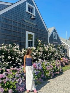 Flower house Cape Cod Aesthetic Outfits, Nantucket Outfit, Cape Cod Aesthetic, Hamptons Outfit, Nantucket Beach, East Coast Fashion, Beach Vacation Pictures