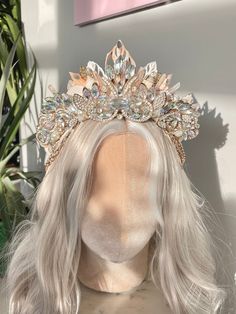 Stunning one of a kind, sea shell crystal crown.  Embellished with jewels, pearls and clear quartz.  With dangling chains which drape on the side of the hair.  This is fully lined with crushed velvet and it is elasticated at the back for the perfect fit.  Ready to dispatch. Fantasy Crown Queens, Fairytale Crown, Aesthetic Crown, Sea Crown, Mermaid Crowns, Shell Crown, Queen Crowns, Quartz Crown, Shell Crowns