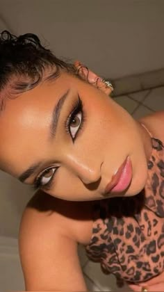 Cat Eye Smokey Makeup, Cat Eye Pink Makeup, Makeup For Leopard Outfit, Cat Like Makeup, Lepord Halloween Outfit, Vegas Makeup Ideas, Soft Cat Eye Makeup, Leopard Print Makeup, Leopard Halloween