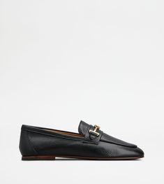 Loafers in natural-grained leather, with leather outsole. A timeless elegance style, combined with the metal T Ring accessory. T Ring, Black Loafers, Accessories Rings, Fashion Flats, Loafers For Women, Elegant Fashion, Leather Heels, Timeless Elegance, Metallica