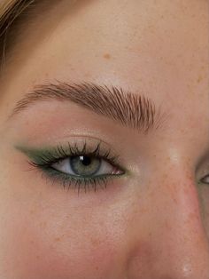 makeupeyelinereyeshawdowgreentrendy greenearth toneseyebrowsmakeup lookdark greenpintrest