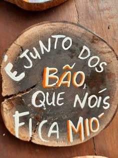 a wooden sign that reads,'fun to dos bao que nos fica mio '