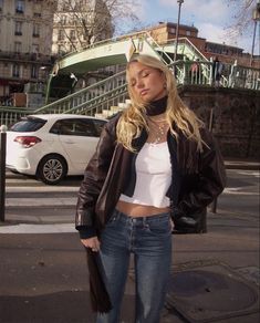 90s Jeniffer Aniston, High Maintenance Outfit, Plated Skirt Outfit Street Style, Going Out Outfits Big Bust, Chic Artist Style, Flirty Style Outfits, Rockstar Gf Fall Outfits, Layered Going Out Outfits, Rocker Winter Outfits