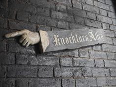 a brick wall with a sign on it that says, brooklyn city museum and pointing to the right