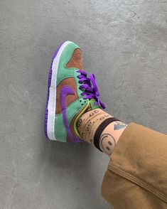 La Dunk Low Veneer est disponible sur wethenew.com ➖ 📸 @wideawakearthquake Collab Nike, Fresh Shoes, Jordan Sneakers, Hype Shoes, Shoe Inspo, Aesthetic Shoes