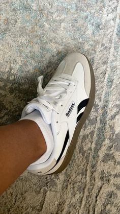 Rebook Sneaker Outfit, Rebook Shoes Outfits, Suede Sneakers Outfit, Reebok Shoes Outfit, Rebook Shoes, Reebok Outfit, Photographie Indie, Capsule Wardrobe Casual, Trendy Shoes Sneakers