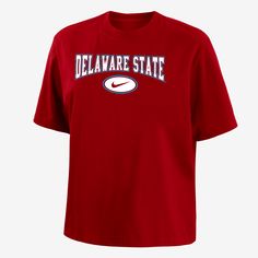 Made with soft cotton, this roomy Delaware State tee gives you a relaxed look without feeling too oversized and lets your cheer on your school in comfort. Casual Short Sleeve T-shirt With University Logo, Collegiate Short Sleeve T-shirt For Campus, Nike Casual T-shirt In University Red, Casual University Logo Tops For School, Nike Relaxed Fit College Tops, Nike Relaxed Fit Tops For College, Casual Tops With University Logo For School, Sporty Short Sleeve Tops For Campus, Oversized Collegiate T-shirt For College