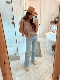 Explore seven fall outfit ideas curated specifically for Nashville's autumn ambiance, ensuring you stay trendy during the crisp season. Western Outfits Women Country, Western Outfits Rodeo, Outfit Ideas Hippie, Rodeo Outfits Winter, Texas Summer Outfits, Rodeo Outfit Ideas, Winter Cowgirl Outfit, Winter Cowgirl