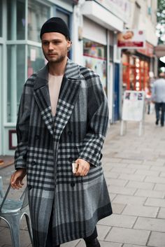 Mens Clothing Trends, Plaid Overcoat, Jean Jacket Men, Men Street, Denim Jacket Men, Mens Winter Fashion, Mode Inspo, Inspiration Mode, Mens Street Style