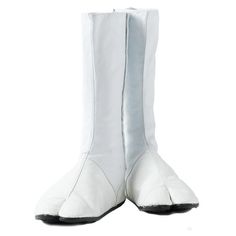 Bottes japonaises Ikitabi en cuir et empiècement en toile de coton. Sa teinte blanche illuminera votre tenue. A porter avec un pantalon japonais bouffant, le Nikka, et les chaussettes tabi à orteil séparé.Doublure en coton, semelle en caoutchouc cousue et collée. Fermeture à l'arrière de la jambe par une série de 12 crochets Kohaze. Hauteur : 31 cm.En savoir plus : https://youtu.be/TPfUSL1FL4g White Winter Boots With Leather Sole, White Leather Sole Boots For Winter, White Leather Sole Winter Boots, Japanese Kimono Dress, Jodhpur Pants, Japanese White, Tabi Boots, Slouch Boots, Kimono Coat