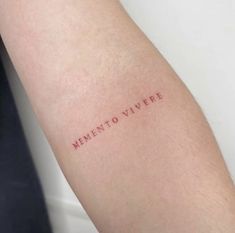 a woman's arm with the word mementoo vivree written on it