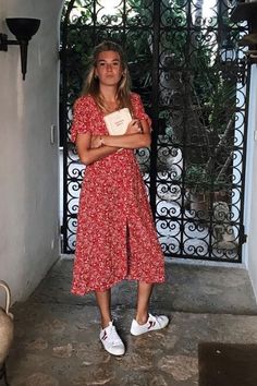 Estos 15 Looks Demuestran Por Qué Un Vestido Floreado Largo Es Un Clásico Infaltable Durante El Verano Midi Dress Sneakers, Midi Outfits, Miami Outfits, Sneakers Outfit, 가을 패션, Comfortable Dress, Mode Inspiration, Monokini, Minimalist Outfit