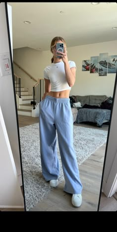 Cute Trackies Outfit, Aesthetic Sweat Pants Outfits, Jogging Pants Aesthetic, Wide Leg Sweatpants Outfit Aesthetic, Cute Sweatpants Aesthetic, Wide Leg Sweat Pants Outfit Aesthetic, Outfits With Flare Sweatpants, Straight Sweats Outfit, Trackies Aesthetic