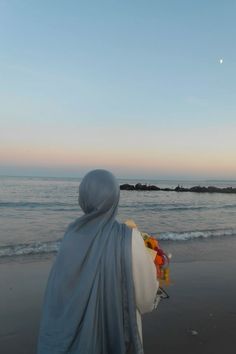 Modest Aesthetic, Islamic Modest Fashion, Muslimah Style, Ariana Video, Lovecore Aesthetic, Fashion Model Poses, Muslim Couple Photography, Hijab Aesthetic, Hijabi Aesthetic