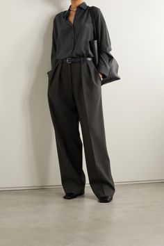 Business Casual Outfits Dark, Women Menswear, Silk Shirt Outfit, Black Silk Shirt, Minimalistic Outfits, Outfits Baggy, Relaxed Pants, Trouser Outfit, All Black Fashion