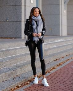 https://www.instagram.com/p/CXhswuYgpbO/?utm_medium=share_sheet Running Errands Outfit, Leather Jacket Outfit, Errands Outfit, Leather Leggings Outfit, Black Leather Leggings, Long Black Coat, Outfit Challenge, All Black Looks, Simple Fits