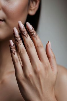 Dotted Henna Designs, Nail Mehndi Design, Dotted Mehndi Designs, Minimal Finger Mehendi, Subtle Mehendi Designs, Fingertips Mehndi Design, Mehndi Ideas Simple, Minimalist Mehandi Designs