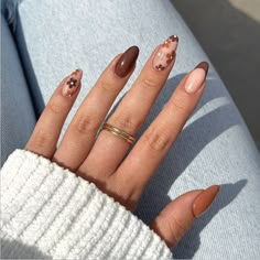 Coffee Colour Nails, Coffee Inspired Nails, Brown Floral Nails, Fall Vacation Nails, Kutek Disney, Brown Nails Design, Simple Fall Nails, September Nails, Fall Manicure