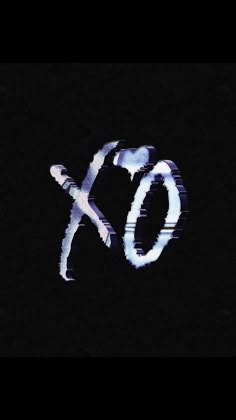 the letters xo are painted in blue and white