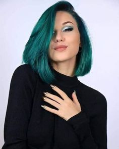 Tinte para cabello date él gusto de probar nuevos estilos para mujeres atrevidas y decididas de si misma Afro Hair Clip Ins, Beautiful Hair Dye, Stella Cini, Teal Hair, Green Wig, Pretty Hair Color, New Hair Colors