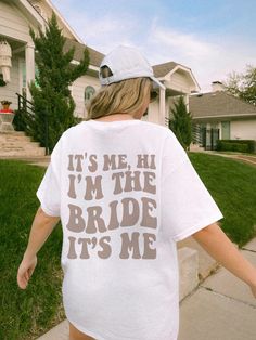 a woman wearing a t - shirt that says it's me, i'm the bride it's me